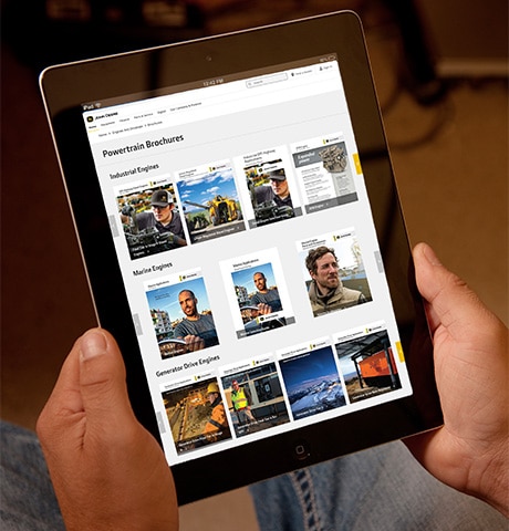 Page du site Web de John Deere sur les moteurs et trains de transmission affichée sur une tablette iPad