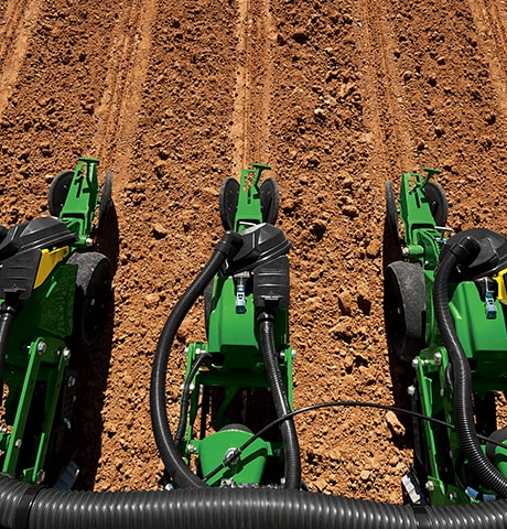 Ensemencement d’un champ avec un semoir de précision John Deere série 1700