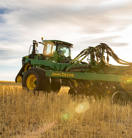 Tracteur et pulvérisateur sur le terrain.