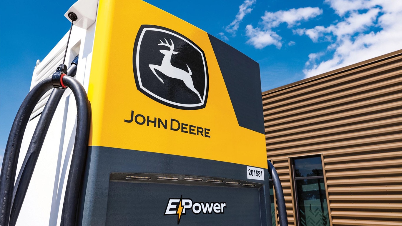 Vue rapprochée d’une station de charge John Deere E-Power