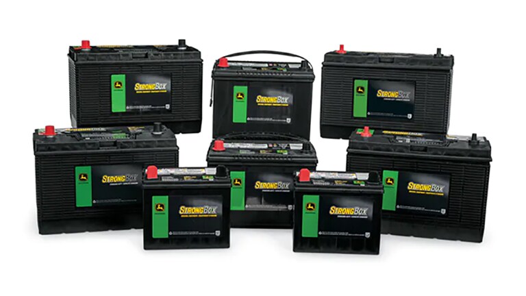 photo de studio de batteries John Deere empilées