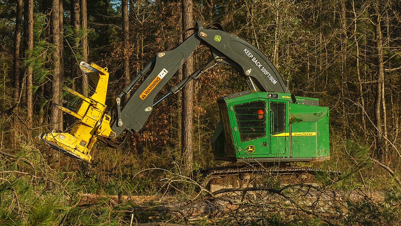 Abatteuse-groupeuse 803M dans la forêt