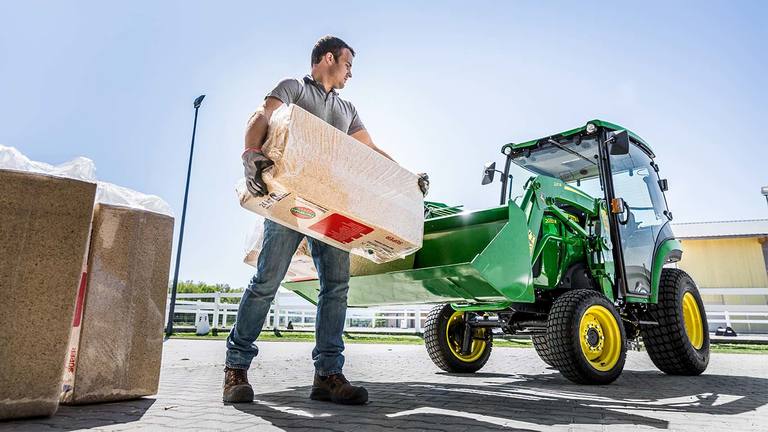 Tracteur compact avec chargeur 220R