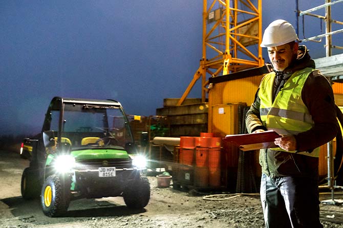 L’ingénieur travaillant sur le chantier