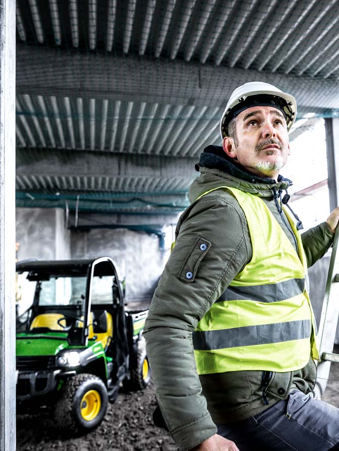 l’ingénieur regarde vers son chantier