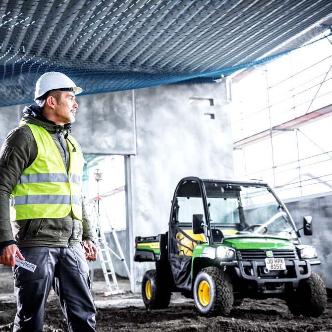 L’enginner est debout sur le chantier 