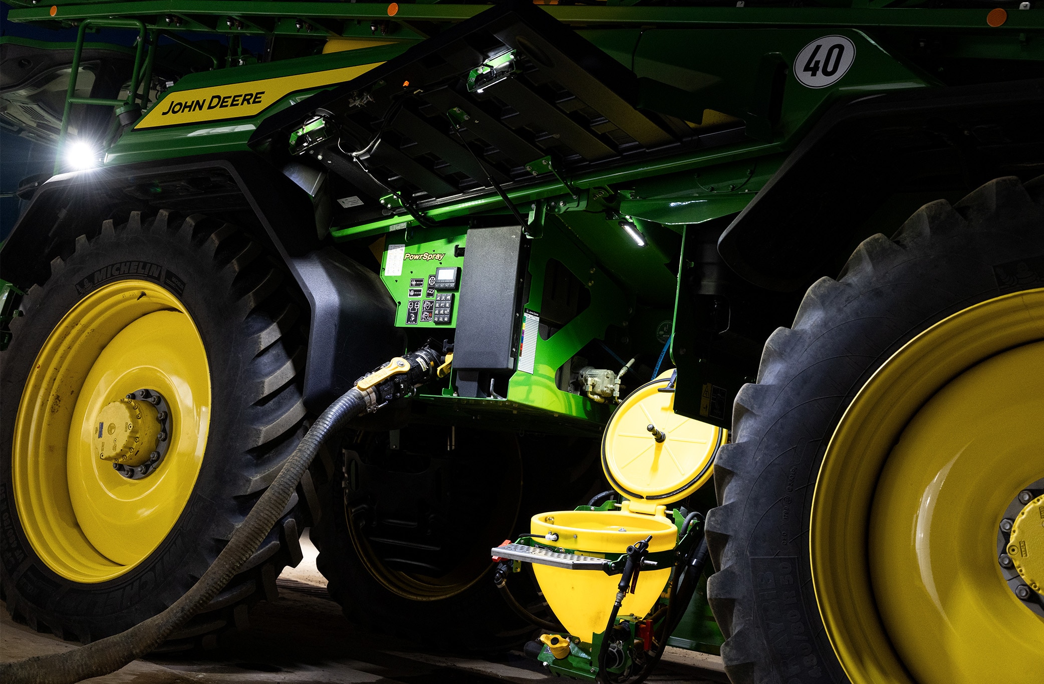 Un pulvérisateur 500R en cours de rinçage dans l’obscurité