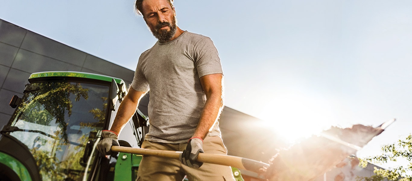 Tracteurs utilitaires compacts, homme au travail