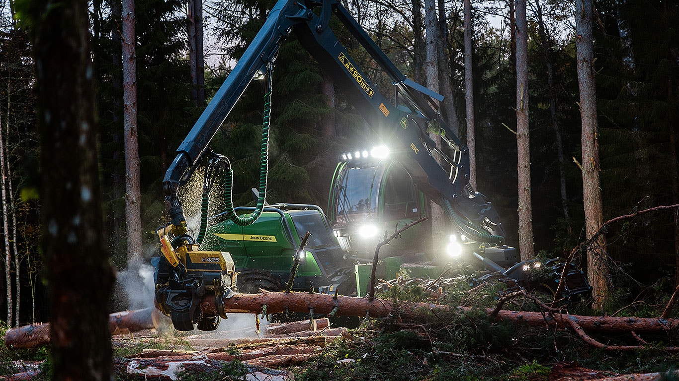 Abatteuse à roues 1470H John Deere en forêt