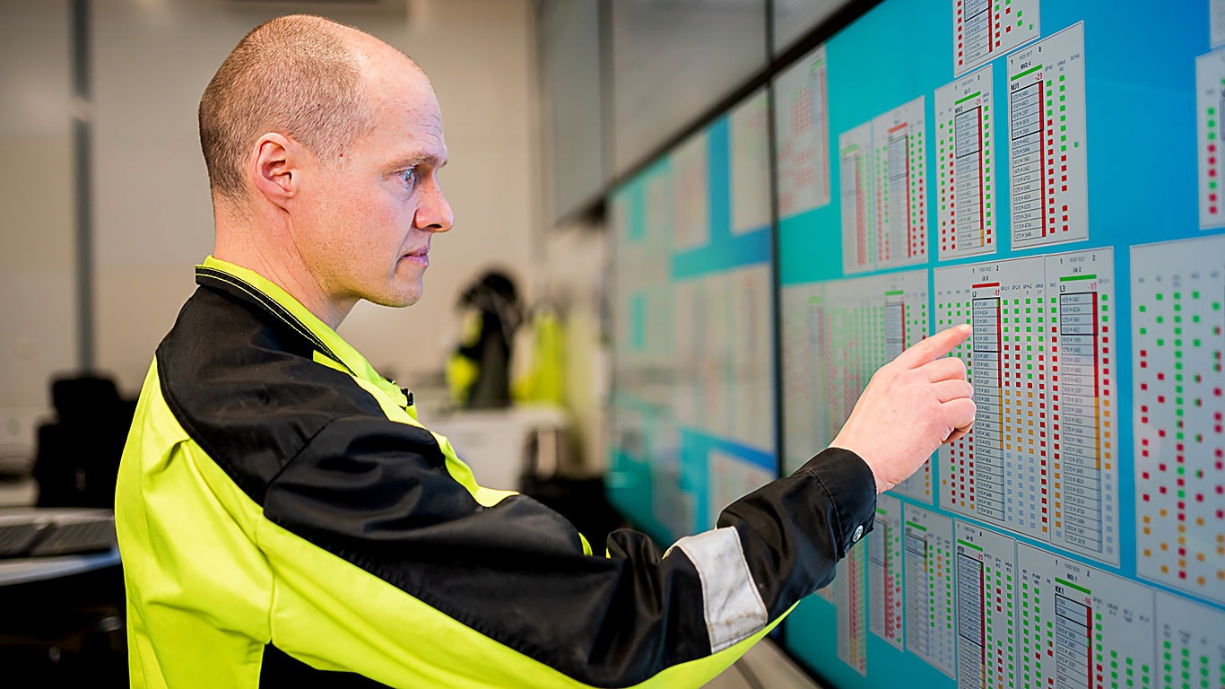 Un homme et des graphiques avec des carrés verts et rouges sur le mur