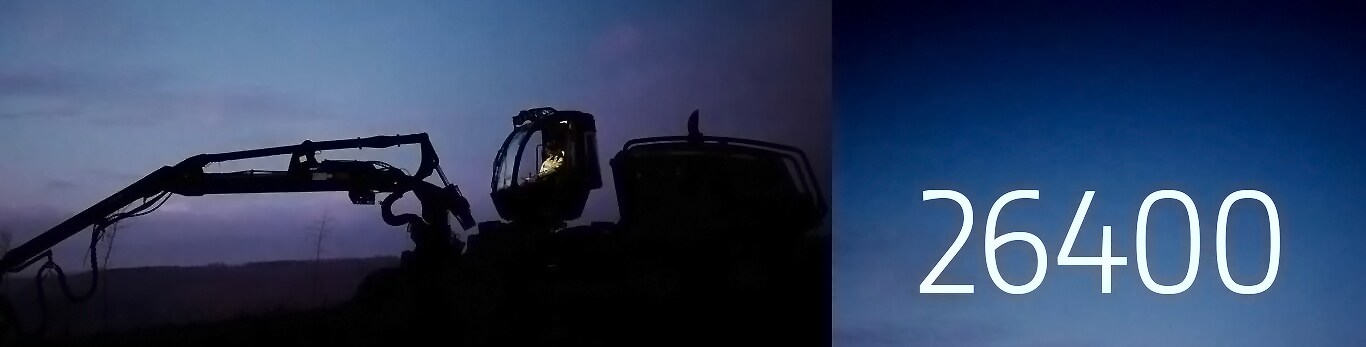 Machine forestière et ciel du soir