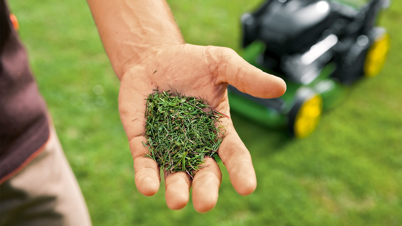 Richesse naturelle. Le système mulching rejette l’herbe coupée riche en azote sur le sol, où elle se décompose en engrais naturel.