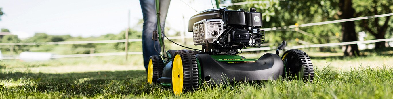 Disponible sur la plupart des tondeuses John Deere. Notre kit mulching en option est compatible avec la quasi-totalité de nos tondeuses à conducteur marchant
