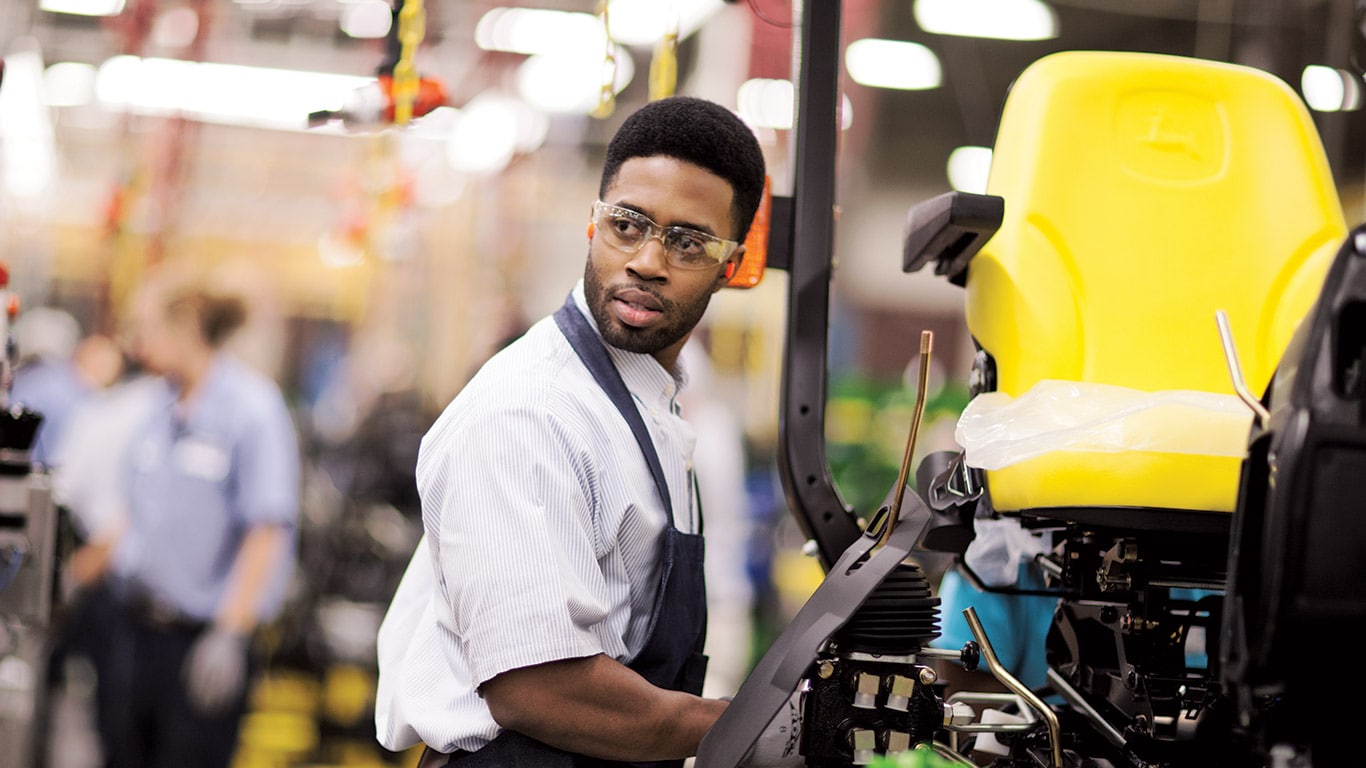 Usine d’Augusta, tracteurs utilitaires compacts, fabrication, personnes