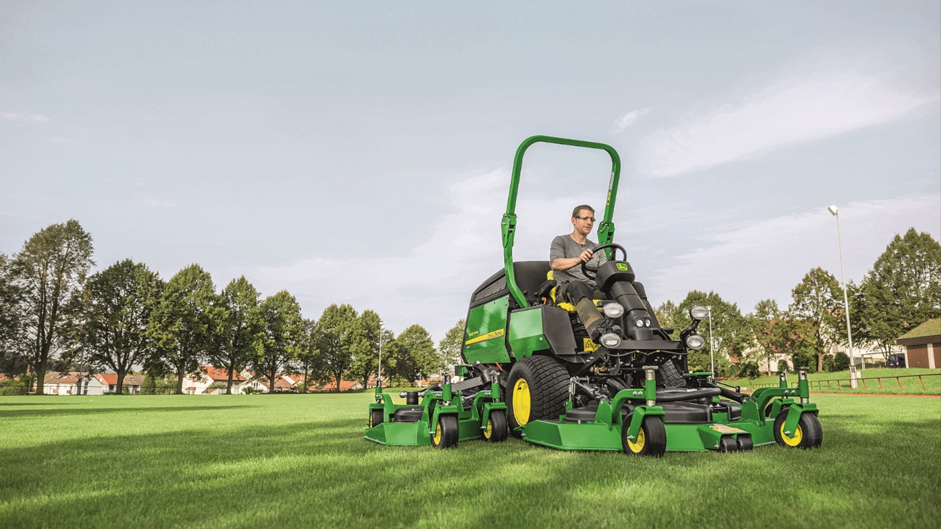 John Deere améliore sa tondeuse rotative pour les grands esp