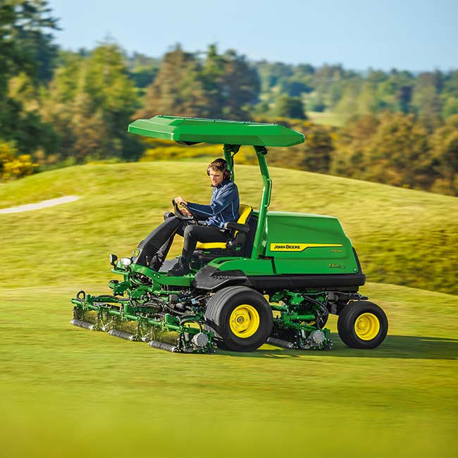 Greenkeeper travaillant sur un gazon avec une tondeuse de fairway John Deere