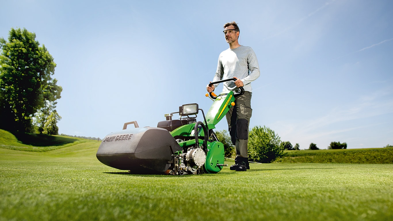 Équipement pour terrains de golf et de sport, parcours de golf, tondeuse de greens à conducteur marchant