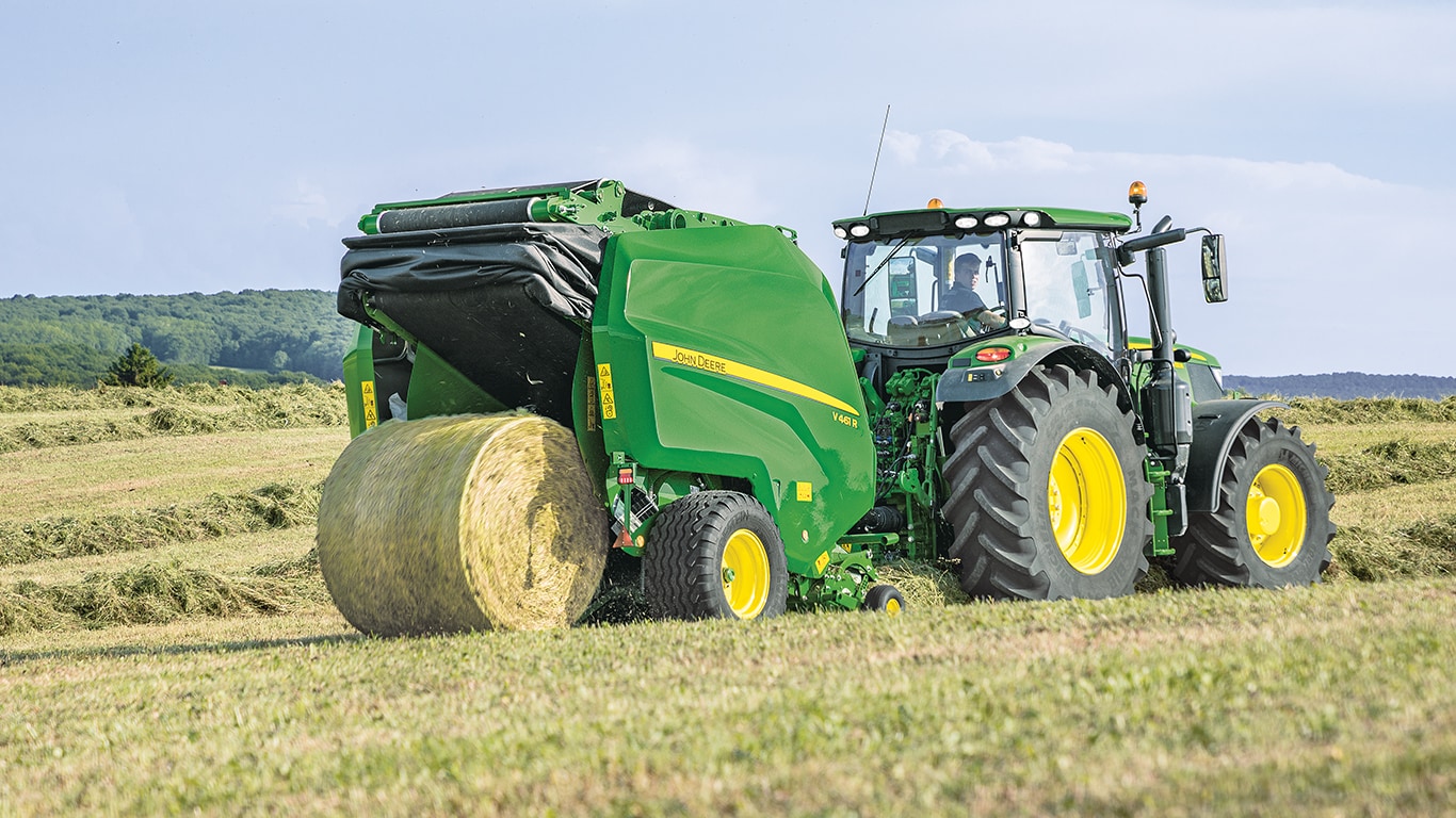 Presse à chambre variable John Deere V461R avec tracteur 6R