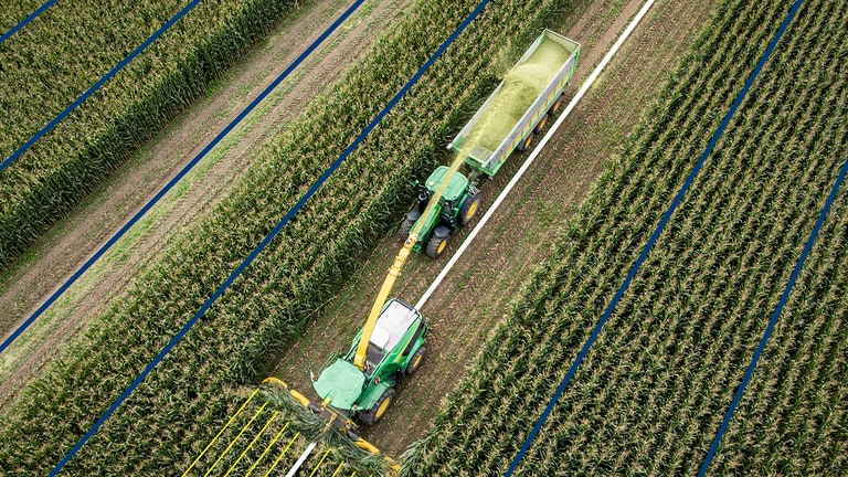 tracteur sur l’exploitation, vue de dessus